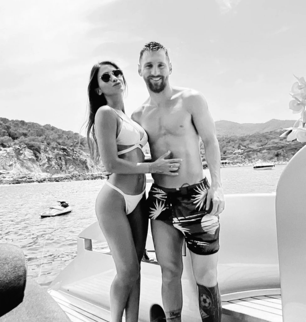 Lio Messi y Antonela Roccuzzo en la playa