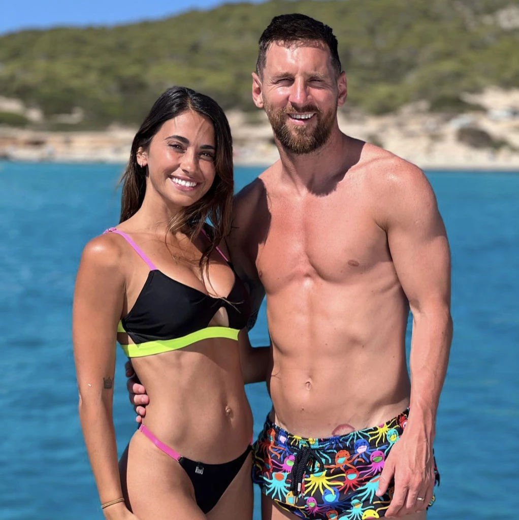 Lio Messi y Antonela Roccuzzo en la playa