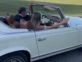 Carolina Calvagni en un auto descapotable vintage junto a su padre camino al altar. Foto: Instagram.