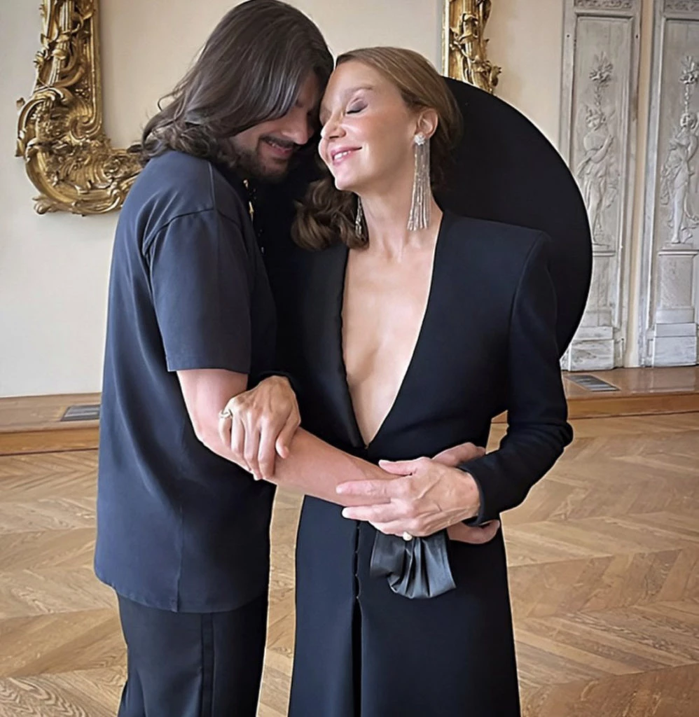 Philippine Leroy-Beaulieu y Stéphane Rolland en las grabaciones de Emily en París. Foto: Instagram.