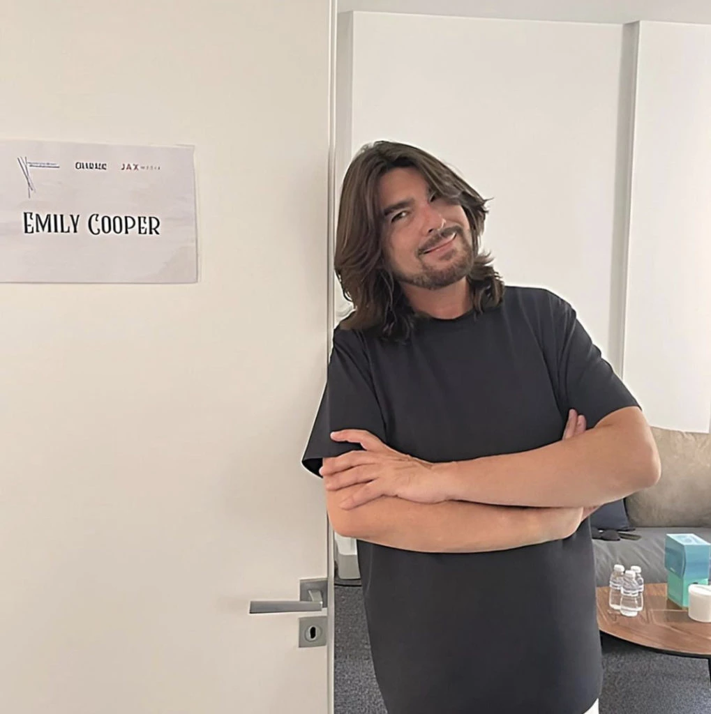 Stéphane Rolland en el set de Emily en París