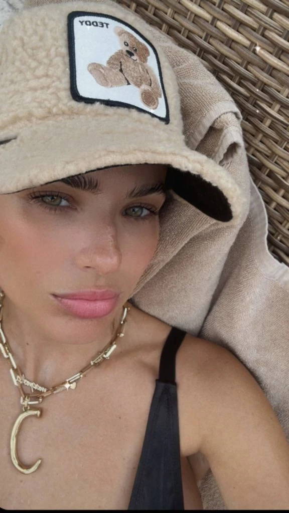 La China Suárez lució una gorra teddy en la playa