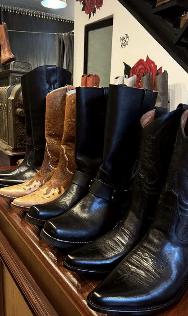 Camila compró botas texanas en JR Boots