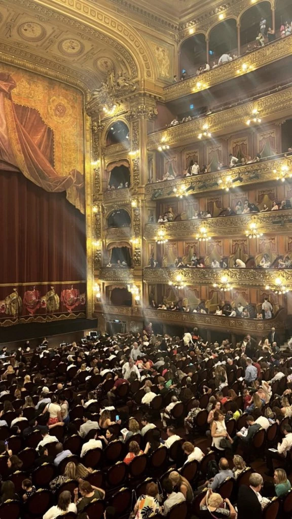 Camila Morrone en el teatro Colón. Foto: Instagram.