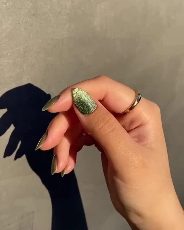 uñas de terciopelo, la versión navideña de las uñas glaseadas