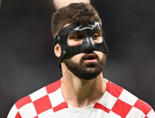Quién es y por qué usa máscara uno de los jugadores de Croacia en la semifinal con Argentina