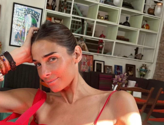 Así es el look total red que lució Juana Viale 