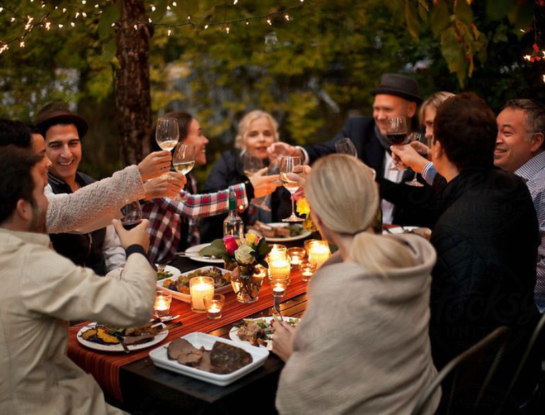Los 3 regalos perfectos para llevar como invitada a una cena