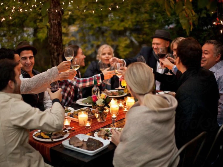 Los 3 regalos perfectos para llevar como invitada a una cena