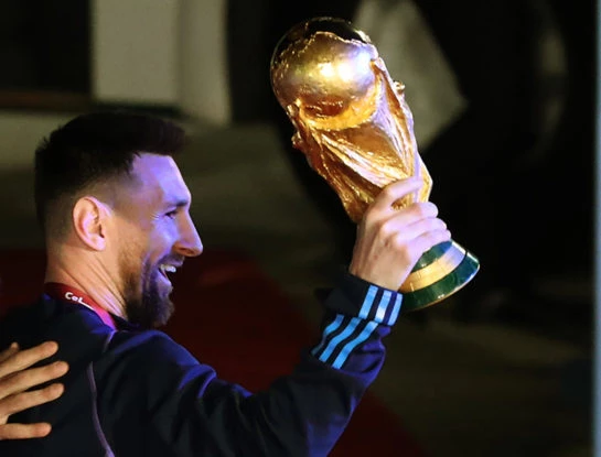 Las fotos de la llegada de Leo Messi y la Scaloneta a la Argentina
