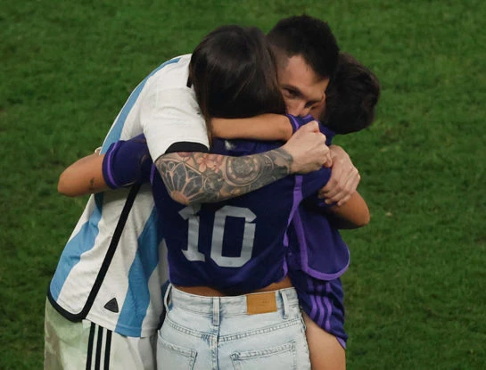 Abrazos, lágrimas y mucha emoción: las fotos de Messi, el Dibu y Lautaro Martínez festejando con sus familias