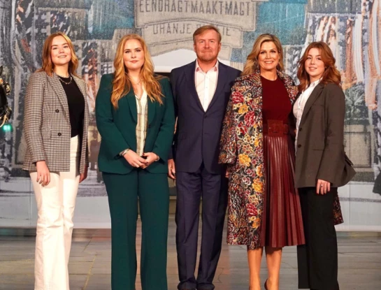 Máxima, Guillermo y sus hijas, los más elegantes para el saludo de Navidad