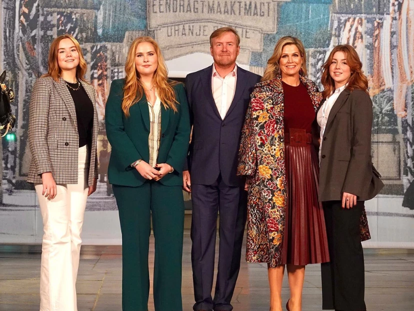 Máxima, Guillermo y sus hijas, los más elegantes para el saludo de Navidad