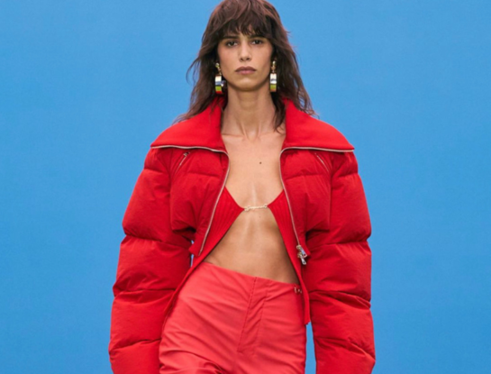 La top argentina Mica Argañaraz “vende carteras” para la última campaña navideña de Jacquemus 