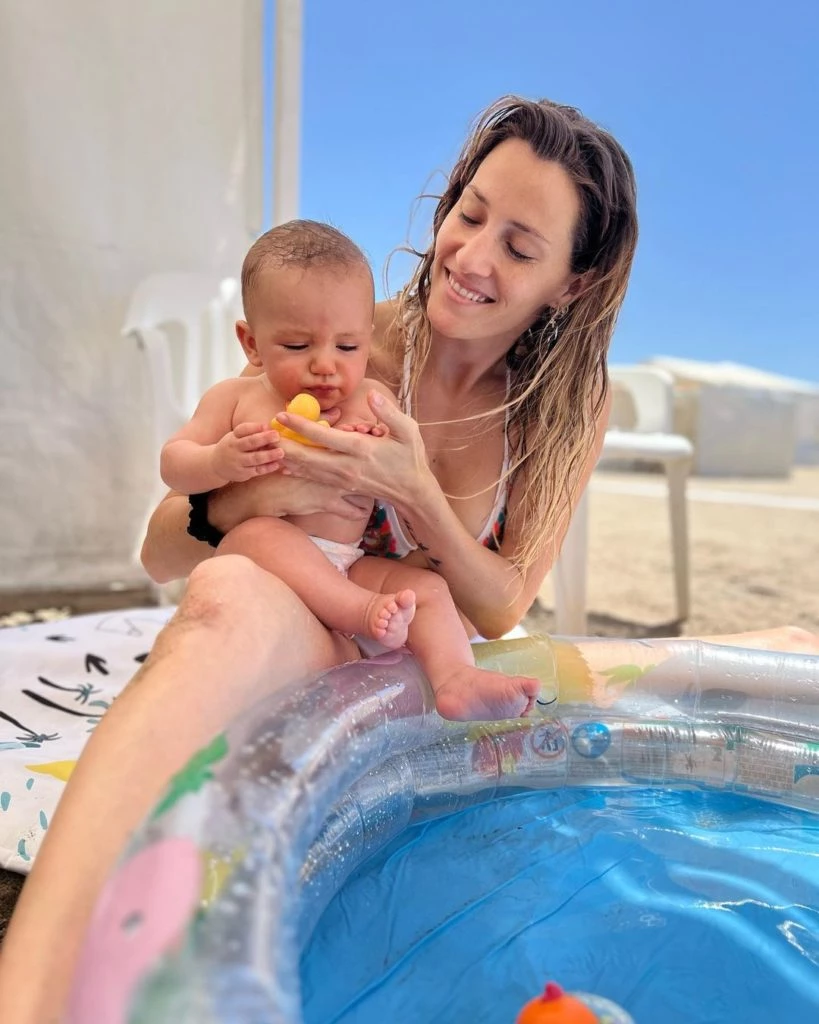 Mica Viciconte en Mar del Plata junto a su hijo Luca