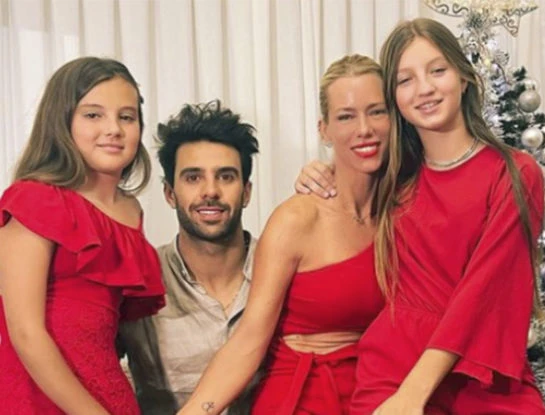 El look total red de Nicole Neumann y sus hijas Allegra y Sienna para la Nochebuena