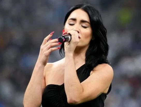 El look de Lali Espósito para cantar el Himno en la final del Mundial de Qatar