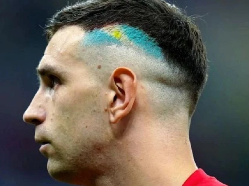 Quién es Sebastián Cortés, el barbero del Dibu Martínez