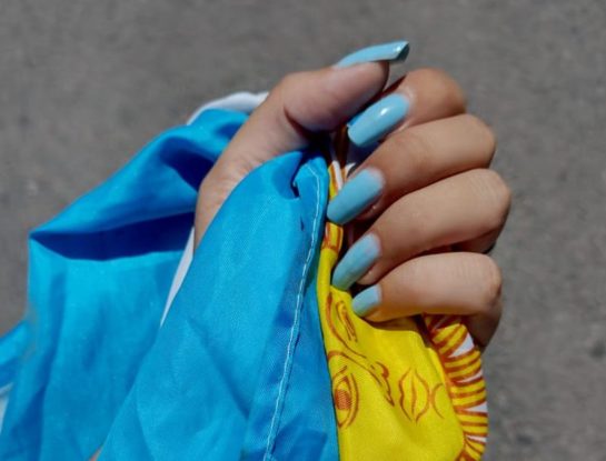 Una periodista de Para Ti fue a ver la caravana y Rodrigo De Paul le arrojó una bandera: "Voy a guardarla para siempre"