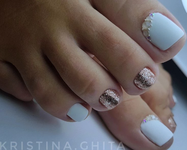 pedicura con glitter para las fiestas