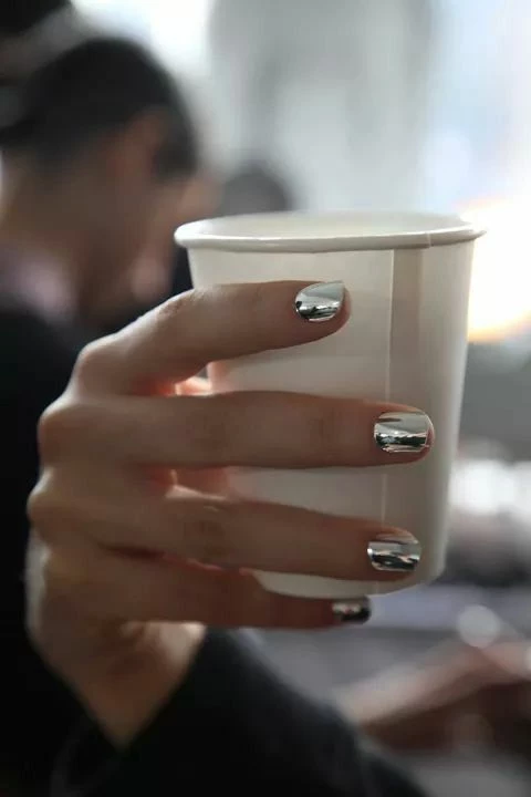 Uñas cromadas tendencia 2023