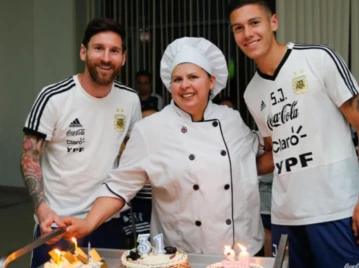 Quien-es-Antonia-Farias-la-cocinera-de-la-Seleccion-que-se-abrazo-con-Messi-cuando-finalizo-el-partido-