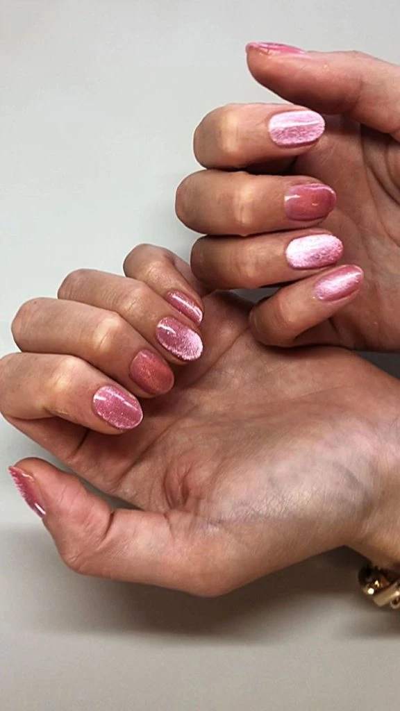 uñas de terciopelo, la versión navideña de las uñas glaseadas