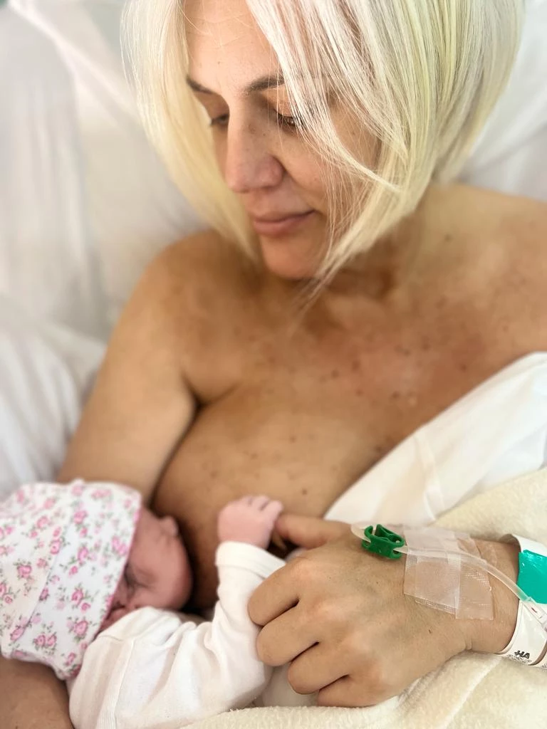 Las primeras fotos de Charo, la hija recién nacida de Débora D'Amato