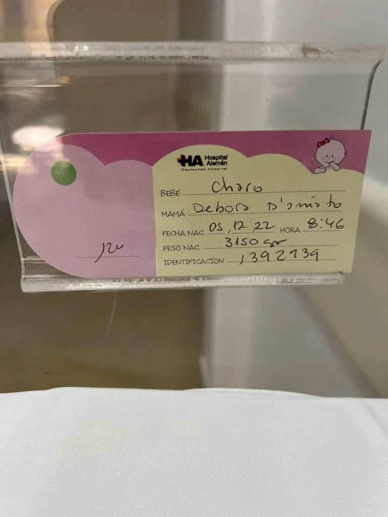 Las primeras fotos de Charo, la hija recién nacida de Débora D'Amato