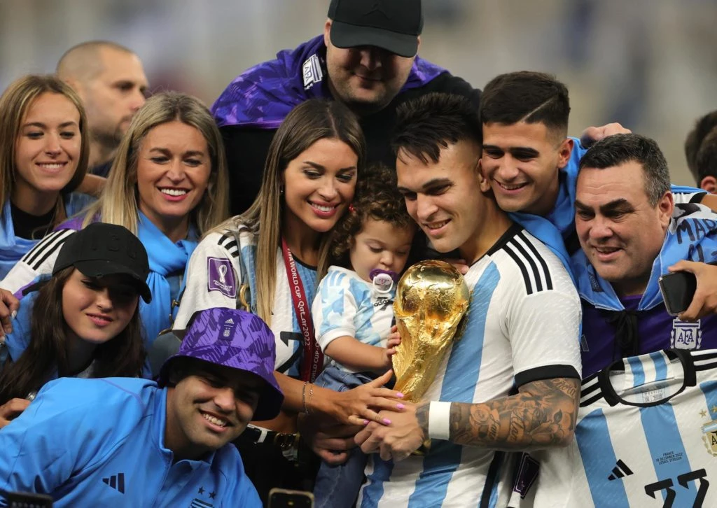 Lautaro Martínez festeja con su familia