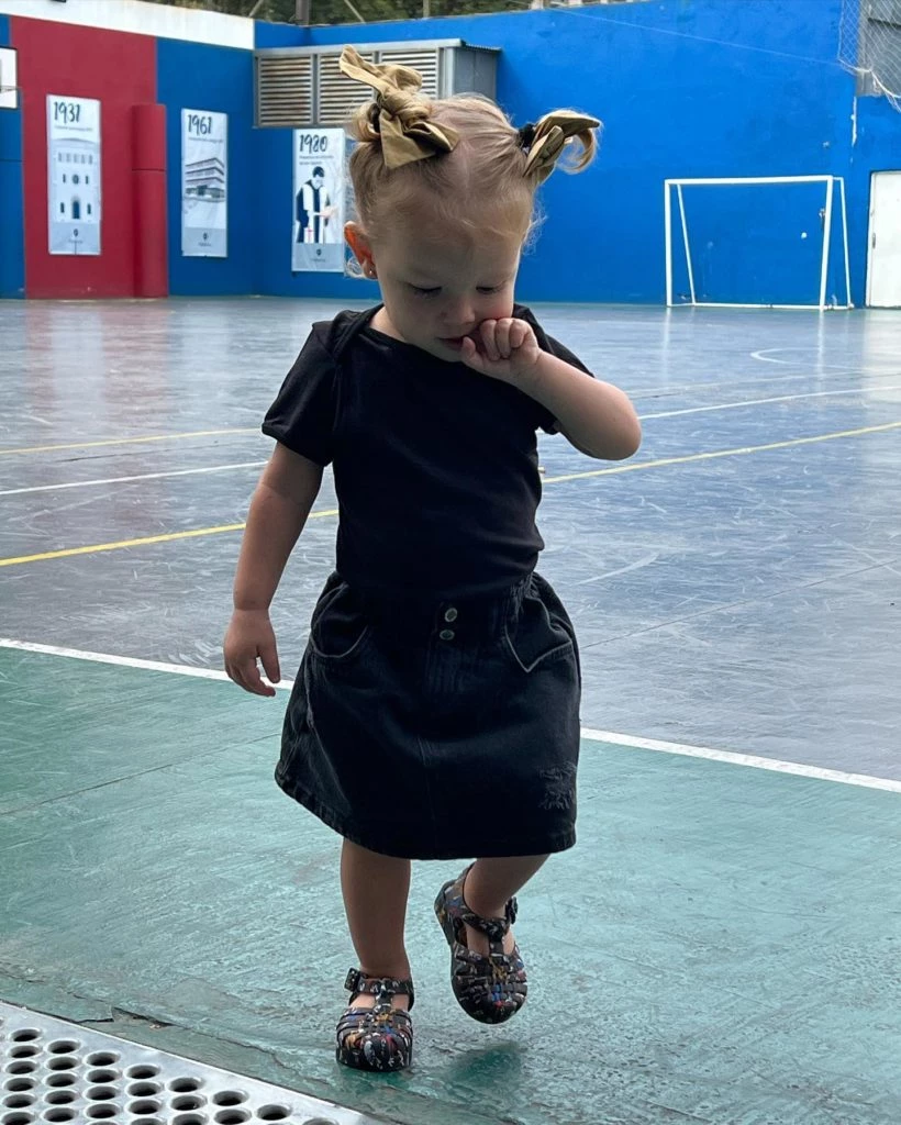 3 looks de Ana García Moritán para saber cómo vestir a los más chicos en las Fiestas