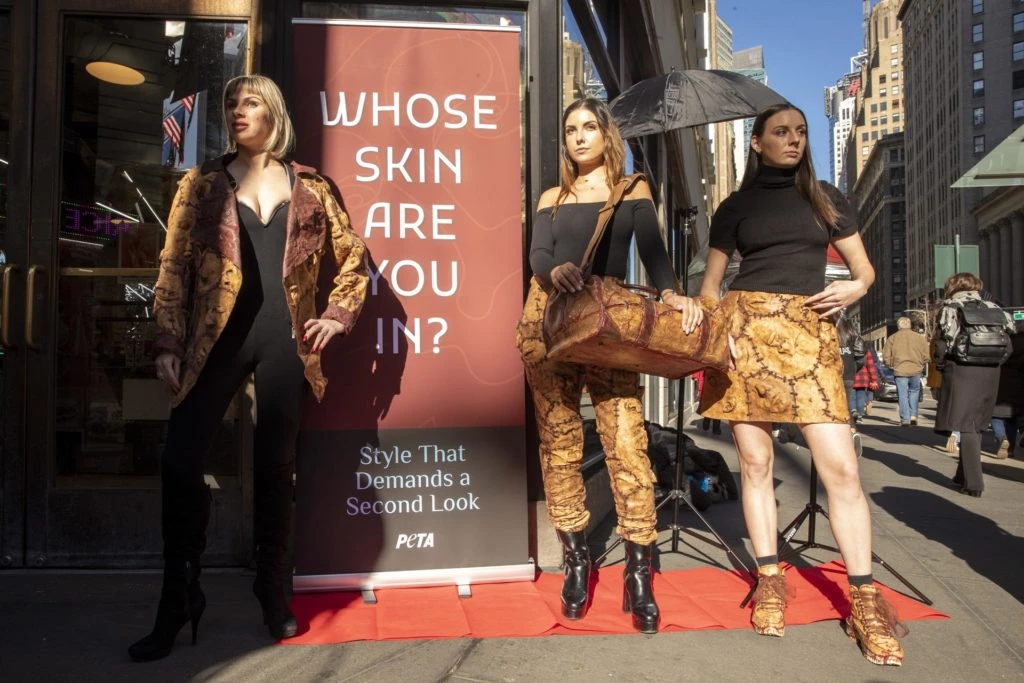 Protesta de PETA con prendas de piel humana