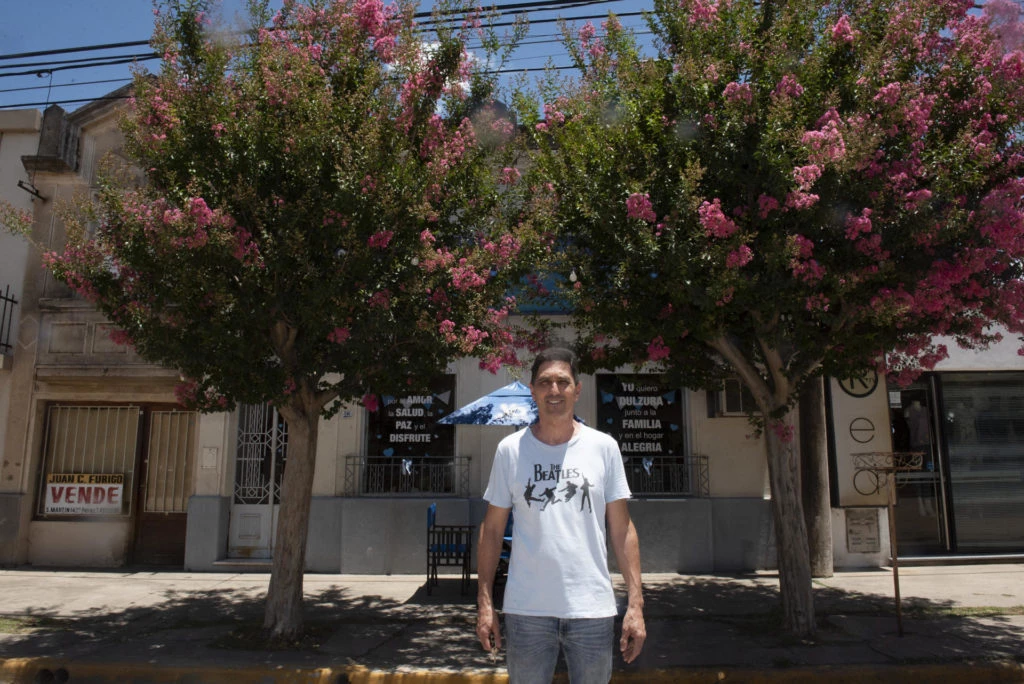 Gustavo San Martín, comerciante de una heladería de Pujato, posa durante una entrevista con EFE, en Pujato (Argentina). EFE/ Franco Trovato Fuoco