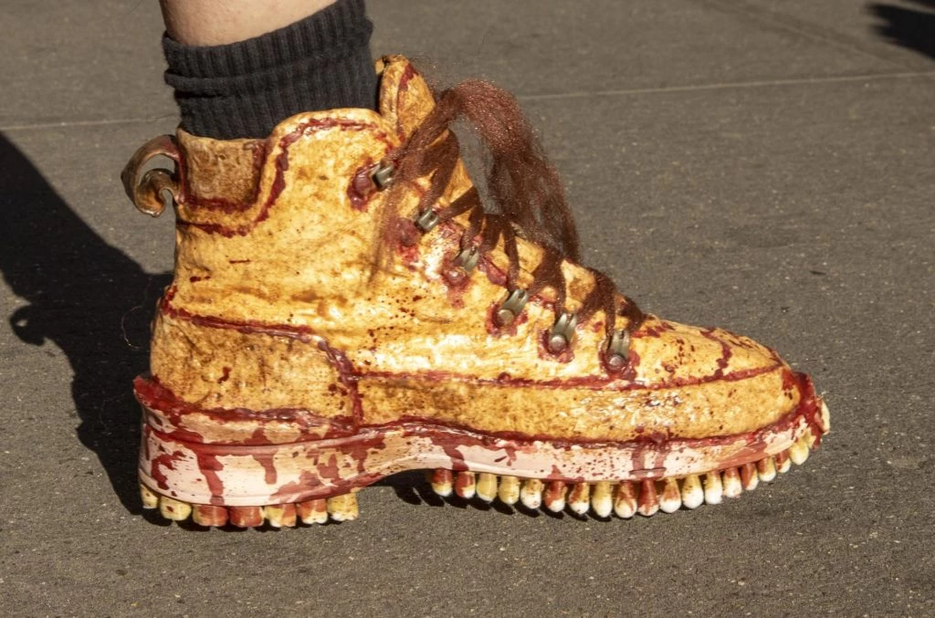 Protesta de PETA con prendas de piel humana