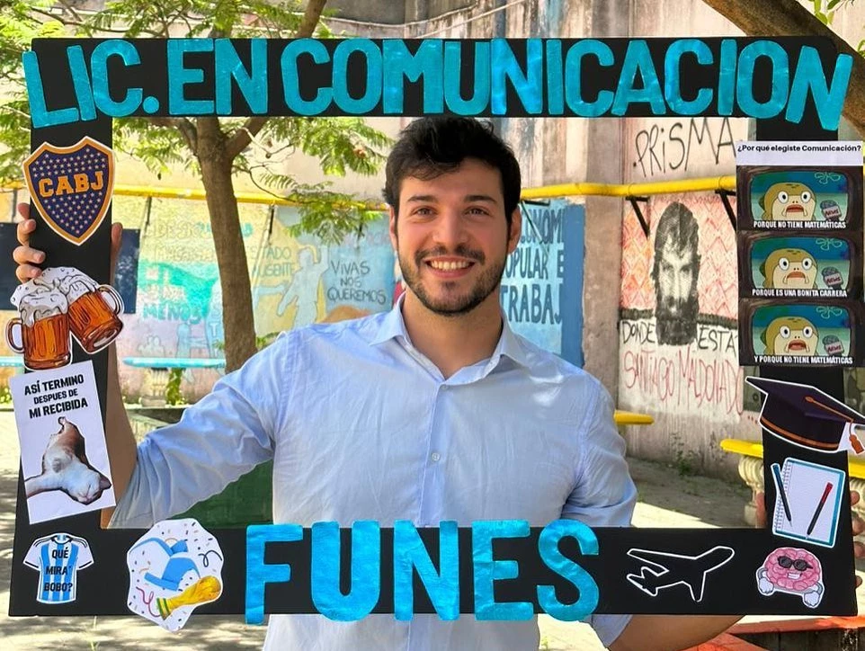 Así está Agustín, el hijo de Débora Pérez Volpin que se recibió de Licenciado en Comunicación