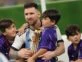 Lionel Messi con uno de sus hijos en brazos