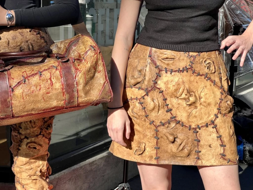 Protesta de PETA con prendas de piel humana