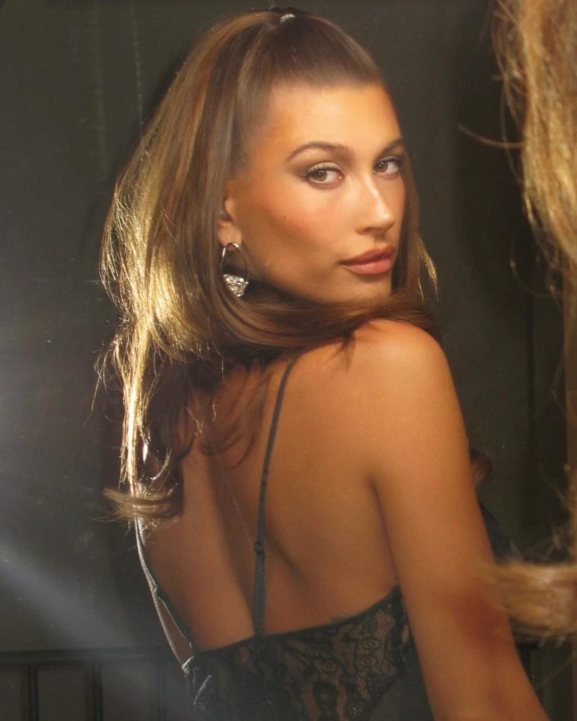 5 trucos beauty infalibles de Hailey Bieber para lookearte en Nochebuena