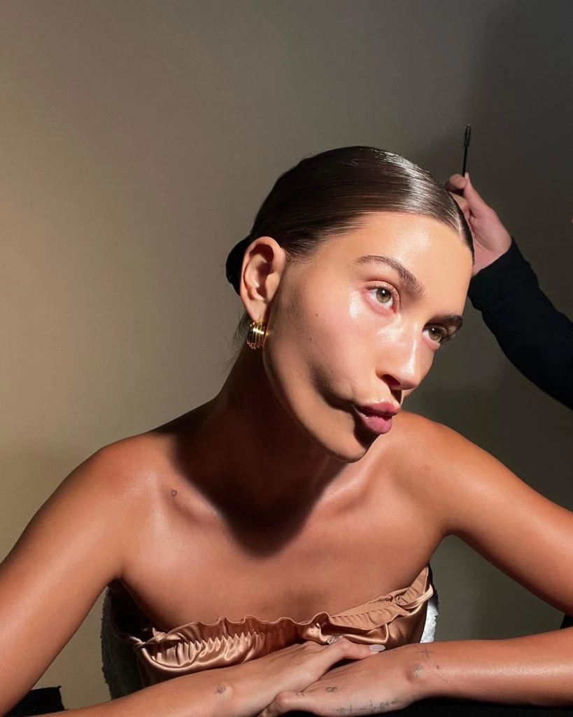 5 trucos beauty infalibles de Hailey Bieber para lookearte en Nochebuena