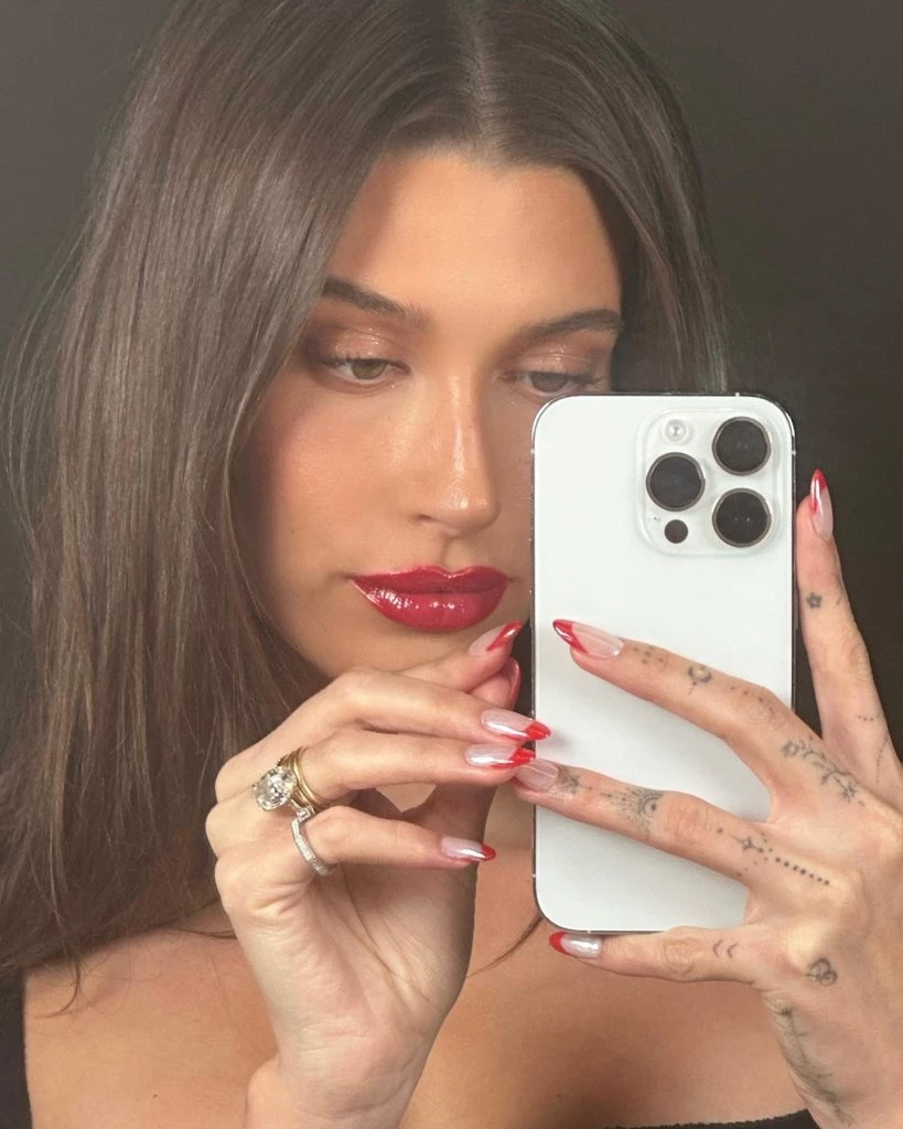 5 trucos beauty infalibles de Hailey Bieber para lookearte en Nochebuena