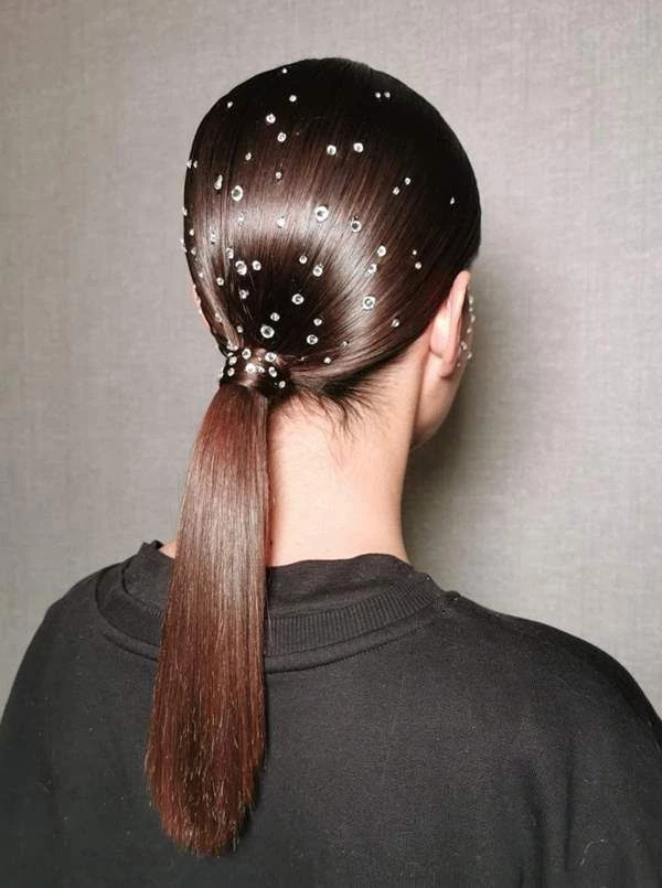 "hair glitter" la tendencia beauty inspirada en Euphoria que es furor en las redes