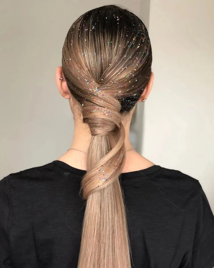 "hair glitter" la tendencia beauty inspirada en Euphoria que es furor en las redes