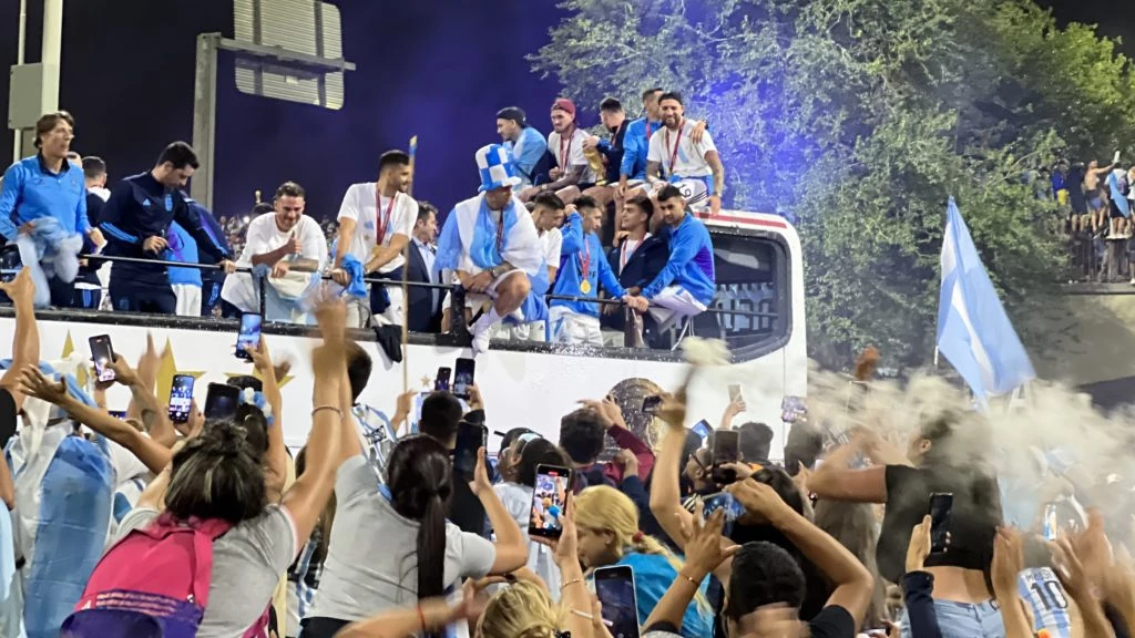 La selección es recibida por una multitud en Argentina