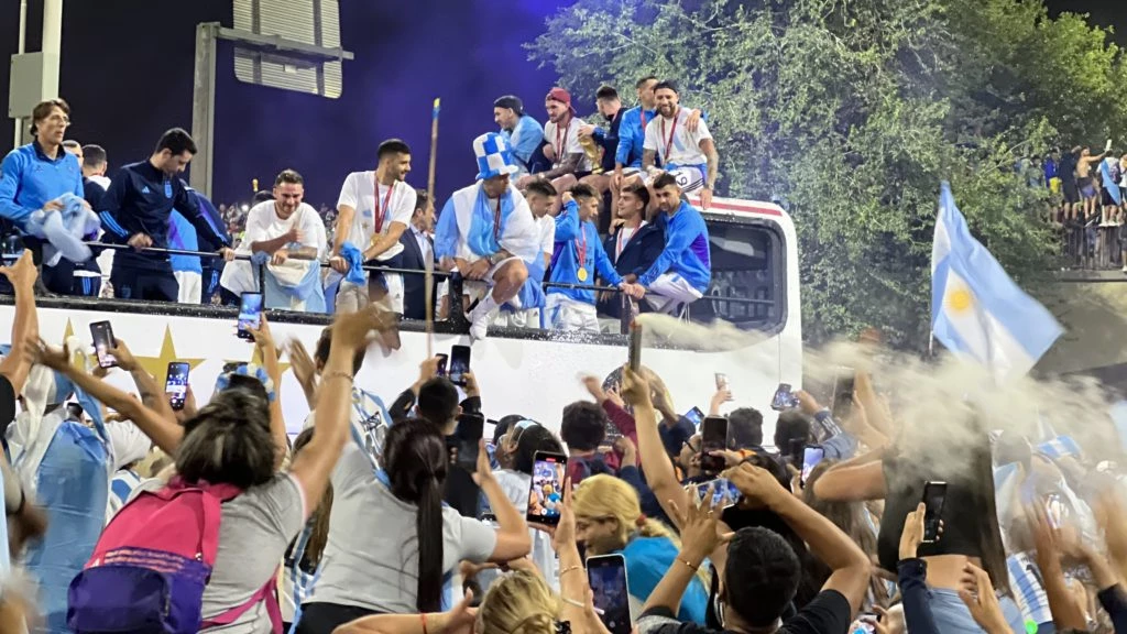 La selección es recibida por una multitud en Argentina