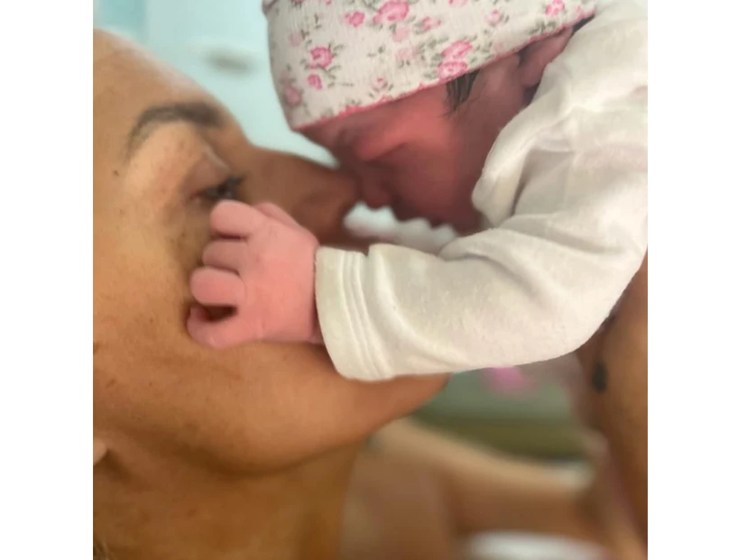 Las primeras fotos de Charo, la hija recién nacida de Débora D'Amato