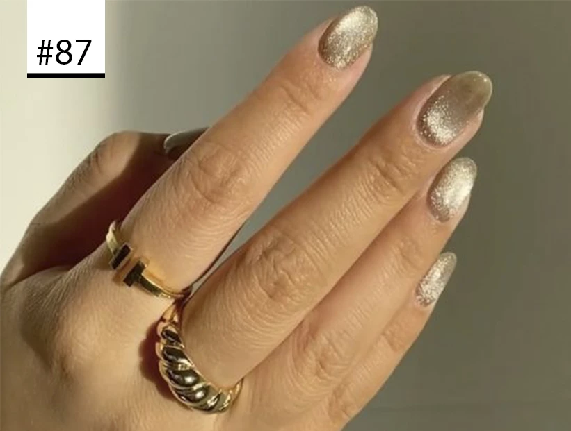 uñas de terciopelo, la versión navideña de las uñas glaseadas