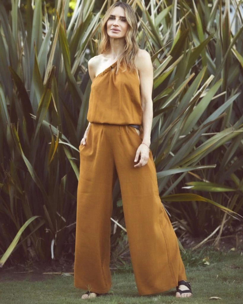 Desde Sofi Calzetti en Qatar a María Vázquez en Buenos Aires, los tonos tierra también son tendencia en verano