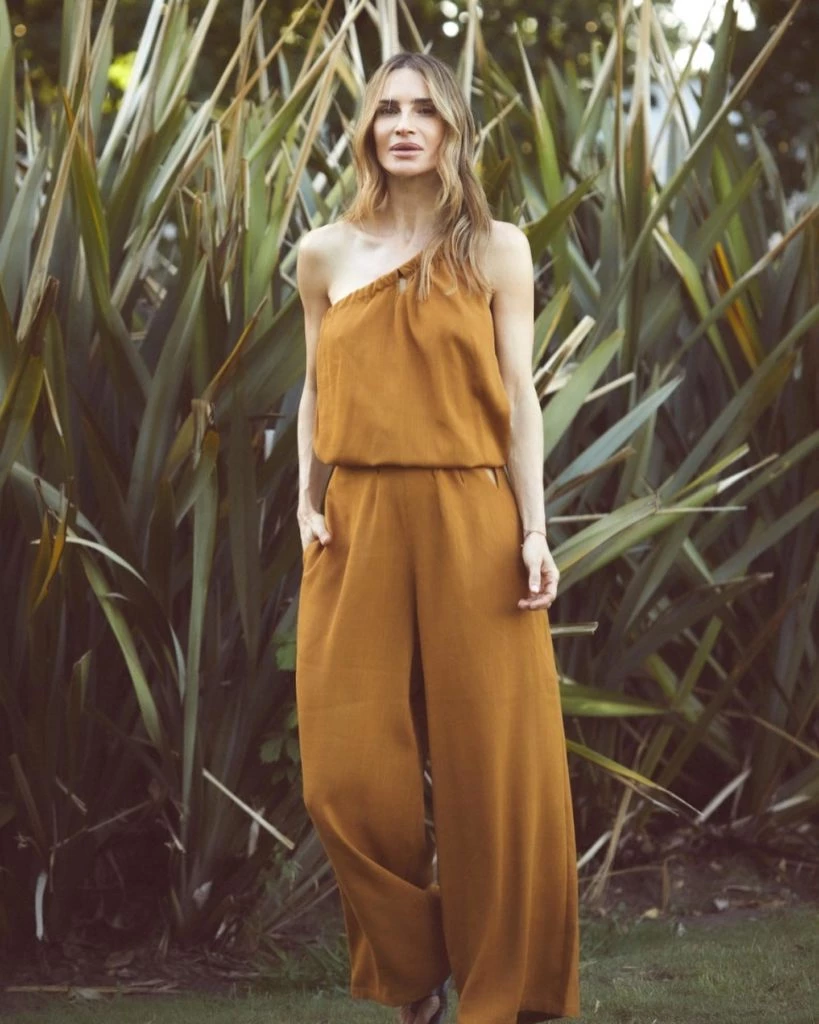 Desde Sofi Calzetti en Qatar a María Vázquez en Buenos Aires, los tonos tierra también son tendencia en verano