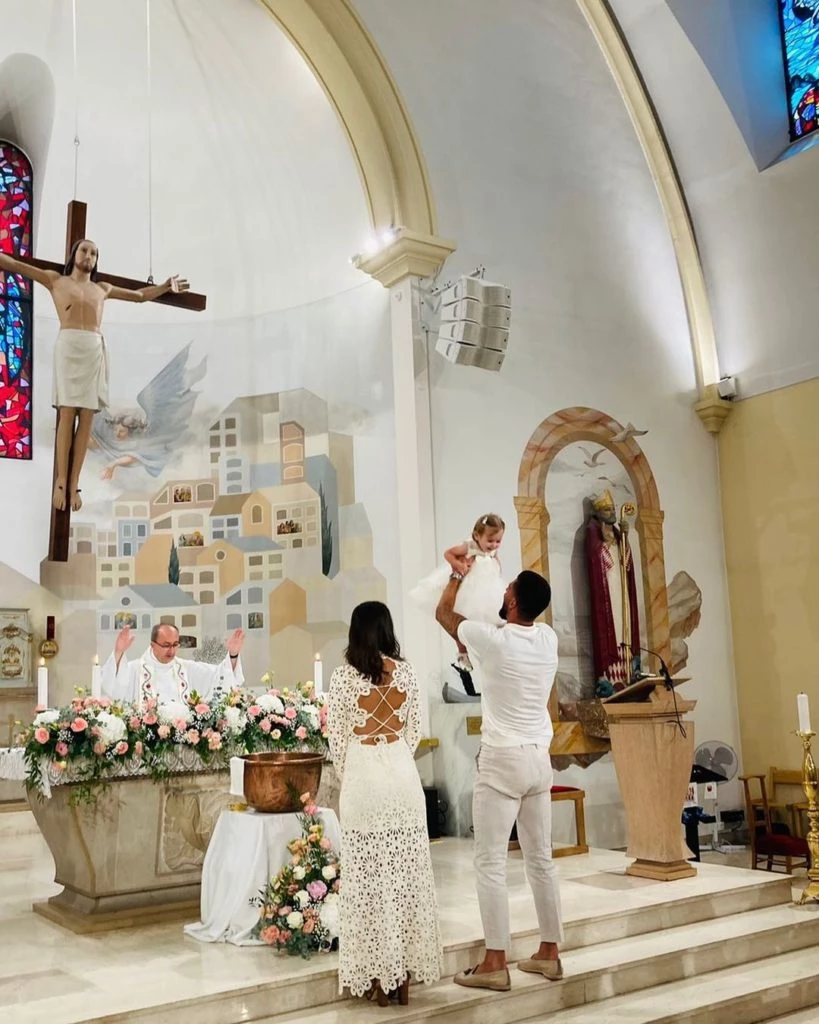 Giroud en el bautismo de su hija menor