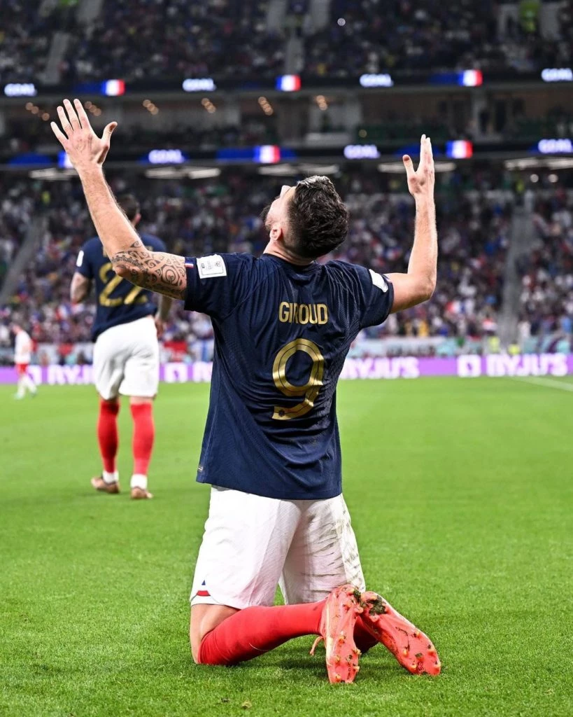 Giroud reza en cada partido